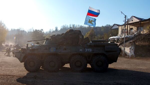Oklopni transporter BTR-82A ruskih mirovnih snaga na Lačinskom koridoru u Nagorno-Karabahuu  - Sputnik Srbija
