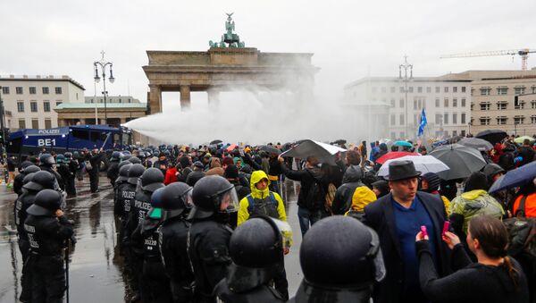 Policijska akcija protiv demonstranata u Berlinu 18. novembra 2020 - Sputnik Srbija