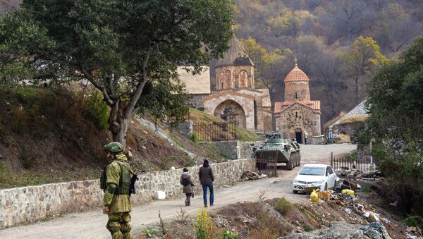 Руски мировњаци обезбеђују јерменски манастир у Карабаху - Sputnik Србија