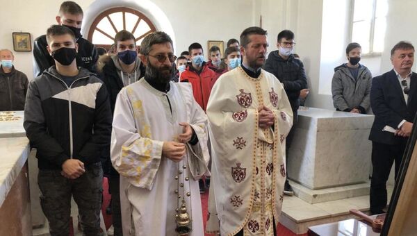 Помен патријарху Иринеју који су дали ученици Цетињске богословије - Sputnik Србија