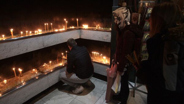 Верници пале свеће поводом смрти патријарха Иринеја - Sputnik Србија