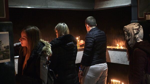 Верници пале свеће поводом смрти патријарха - Sputnik Србија