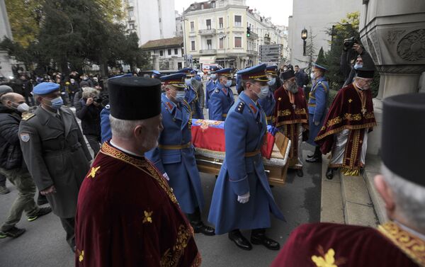 Pripadnici garde unose kovčeg u Sabornu crkvu - Sputnik Srbija