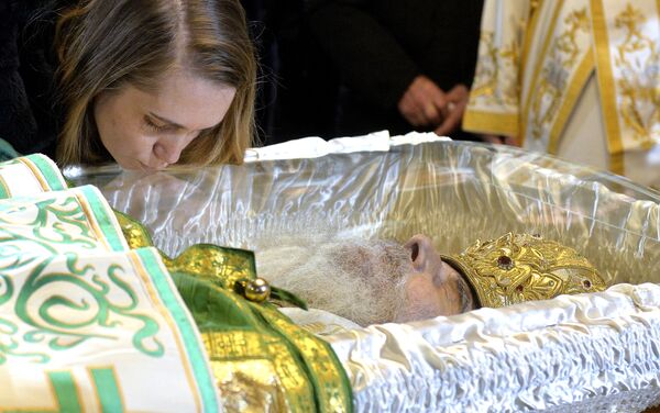 Vernica celiva kovčeg sa telom patrijarha u Sabornoj crkvi - Sputnik Srbija
