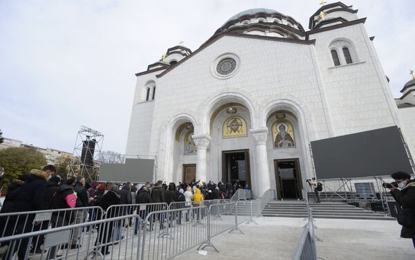 Грађани долазе да одају пошту патријарху у Храму Светог Саве - Sputnik Србија