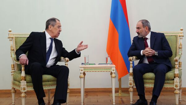 Na sastanku Lavrova i Pašinjana samo jermenska zastava, MIP objašnjava zašto - Sputnik Srbija