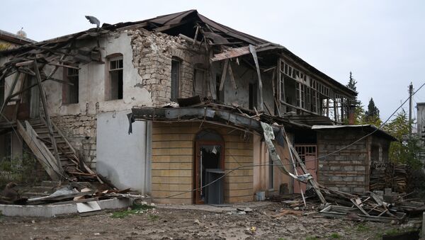 Кућа уништена у гранатирању Мартунија у Нагорно Карабаху - Sputnik Србија