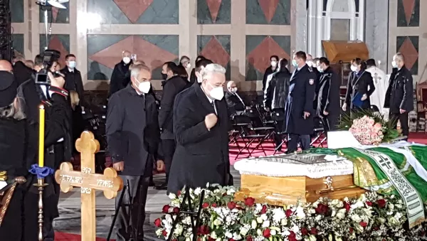 Zdravko Krivokapić odaje poštu patrijarhu Irineju. - Sputnik Srbija