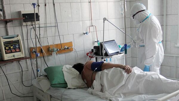 Lekar i pacijent u odeljenju za intenzivnu negu bolnice za obolele od kovida u Novoaltajsku - Sputnik Srbija