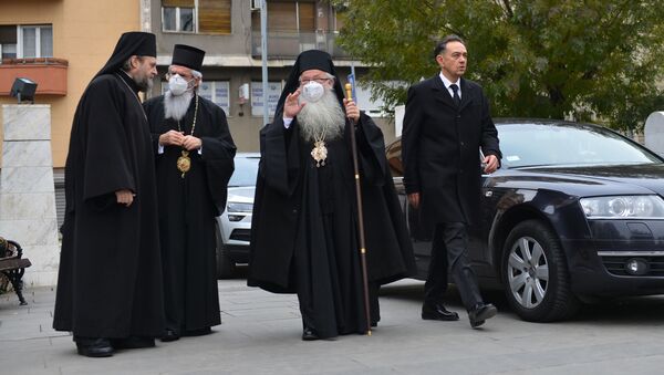 Митрополит Хризостом и лични секретар патријарха Иринеја Дејан Накић испред Храма Светог Саве - Sputnik Србија