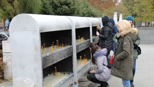 Građani pale sveće ispred Hrama Svetog Save. - Sputnik Srbija