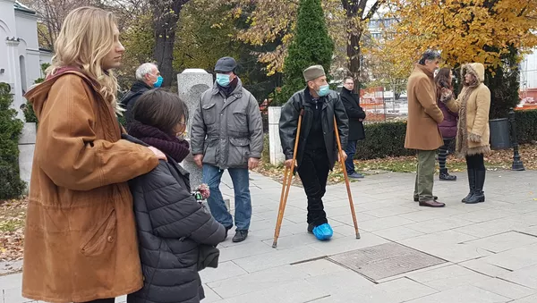 Starac na štakama ispred Hrama Svetog Save. - Sputnik Srbija