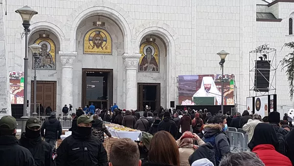 Građani slušaju čitanje pisma ruskog patrijarha - Sputnik Srbija