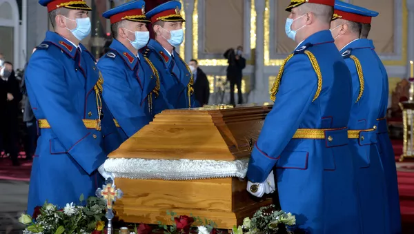 Gardisti odnose kovčeg sa telom patrijarha Irineja u kriptu Hrama gde se nalazi grobno mesto - Sputnik Srbija