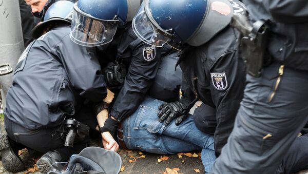 Полиција хапси контрадемонстранта током „тихог марша“ у Берлину, 22. новембра 2020. - Sputnik Србија