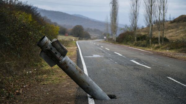 Neeksplodirana granata na putu za Martakert u Nagorno-Karabahu - Sputnik Srbija