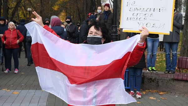 Učesnica protesta u Minsku - Sputnik Srbija