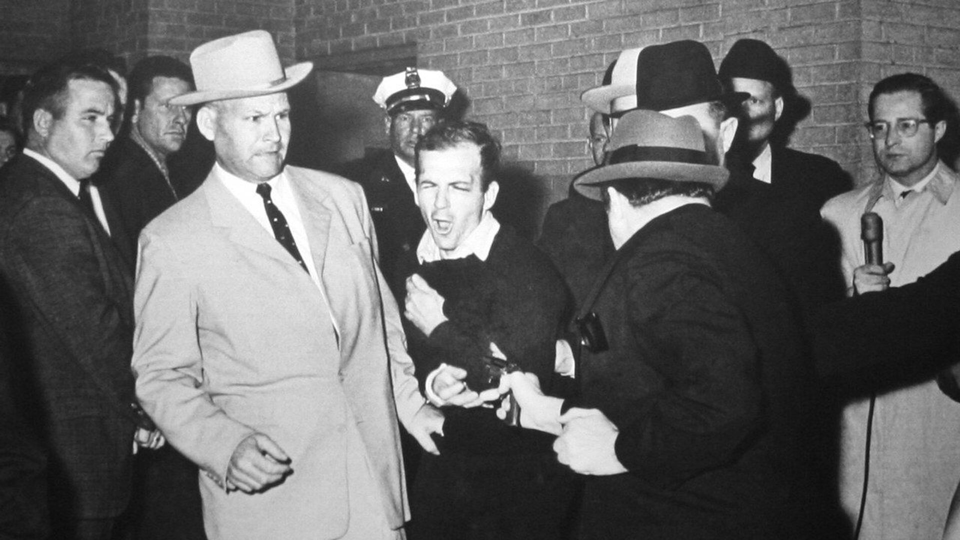 Џек Руби убија Ли Харви Освалда током његовог извођења из полицијске станице у Даласу - Sputnik Србија, 1920, 18.12.2021