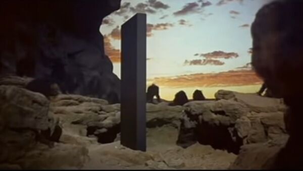Scena iz filma Odiseja u svemiru 2001 Stenlija Kjubrika u kojoj se pojavljuje monolit - Sputnik Srbija