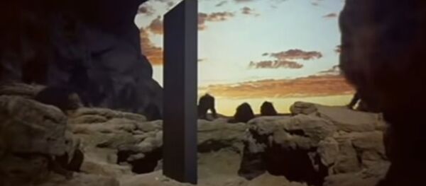 Сцена из филма Одисеја у свемиру 2001 Стенлија Кјубрика у којој се појављује монолит - Sputnik Србија