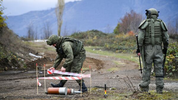 Ruski demineri tokom čišćenja terena od neeksplodiranih mina u Nagorno-Karabahu - Sputnik Srbija