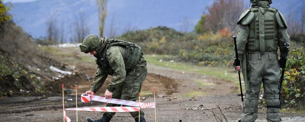 Ruski demineri tokom čišćenja terena od neeksplodiranih mina u Nagorno-Karabahu - Sputnik Srbija