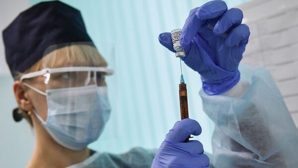 Medicinska sestra priprema vakcinu protiv virusa korona Gam-Kovid-Vak u Simferopolju - Sputnik Srbija