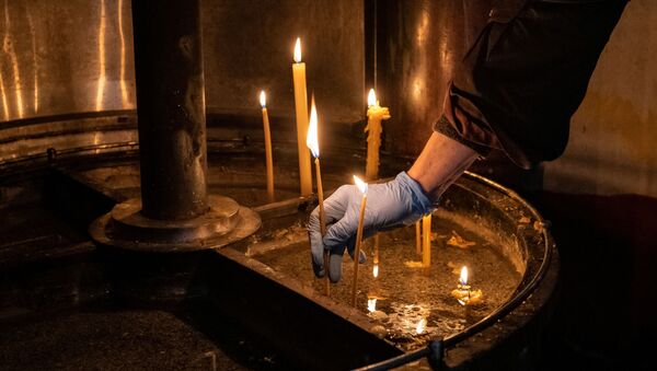 Паљење свећа у Храму светог Саве - Sputnik Србија