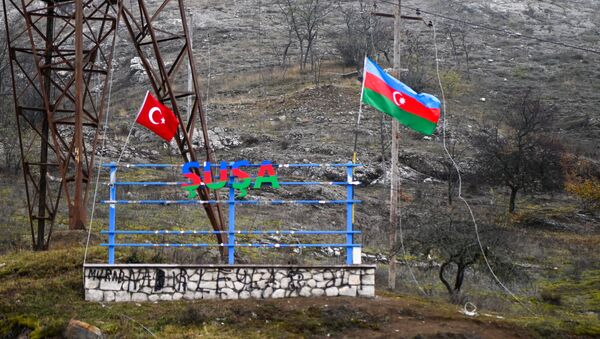 Zastave Azerbejdžana i Turske pored puta u Lačinskom koridoru u Nagorno-Karabahu - Sputnik Srbija