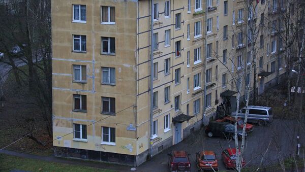 Pripadnici policije ispred zgrade u kojoj muškarac drži šestoro dece kao taoce - Sputnik Srbija