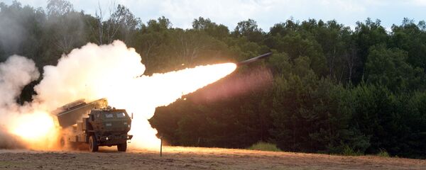 Pripadnici 5. bataljona američke Nacionalne garde pucaju iz višecevnog raketnog bacača M142 HIMARS  - Sputnik Srbija