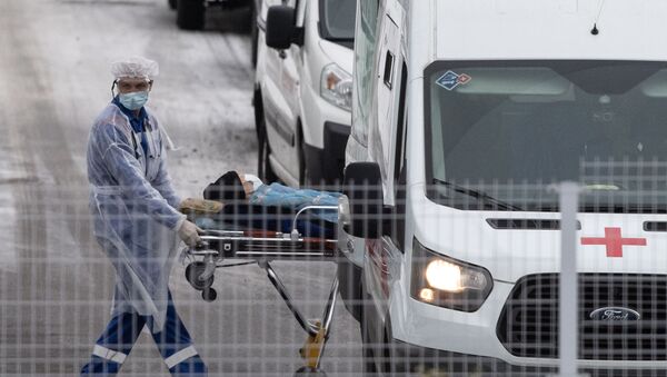 Лекар хитне помоћи доставља пацијента у болницу у Москви - Sputnik Србија