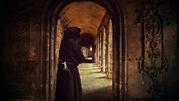 Монах у средњoвековном манастиру - Sputnik Србија