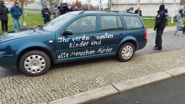 Automobil išaran porukama udario u kapiju kancelarije Angele Merkel - Sputnik Srbija