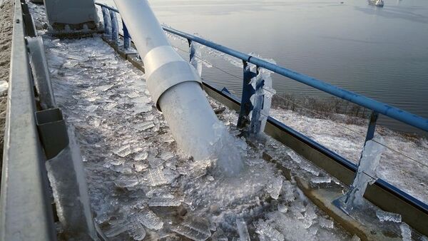 Чишћење леда на мосту према острву Руски у Владивостоку - Sputnik Србија