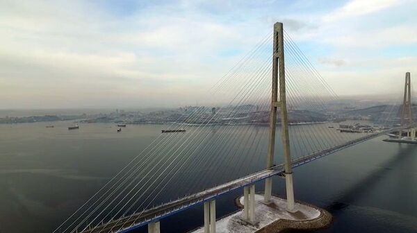 Скоро 900 тона леда уклоњено са моста у Владивостоку након снежног циклона /видео, фото/ - Sputnik Србија