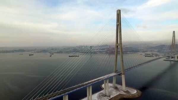 Led na mostu prema ostrvu Ruski u Vladivostoku - Sputnik Srbija