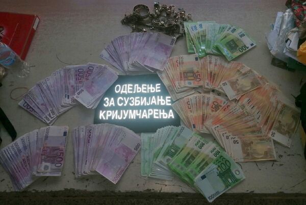 Бугари кренули код зубара таксијем: Српски цариници пронашли велику количину новца и злато Бугари кренули код зубара таксијем: Српски цариници пронашли велику количину новца и злато - Sputnik Србија