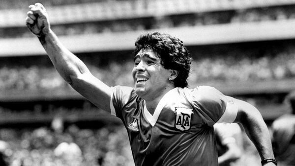Argentinska zvezda Dijego Maradona nakon što je postigao svoj pobedonosni gol protiv Engleske u  polufinalu Svetskog kupa u Meksiku, 22. juna 1986. - Sputnik Srbija