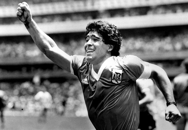 Аргентинска звезда Дијего Марадона након што је постигао свој победоносни гол против Енглеске у  полуфиналу Светског купа у Мексику, 22. јуна 1986. - Sputnik Србија