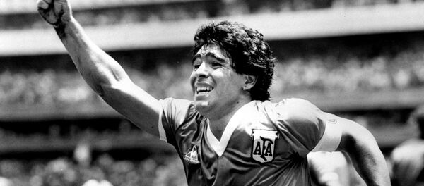Argentinska zvezda Dijego Maradona nakon što je postigao svoj pobedonosni gol protiv Engleske u  polufinalu Svetskog kupa u Meksiku, 22. juna 1986. - Sputnik Srbija