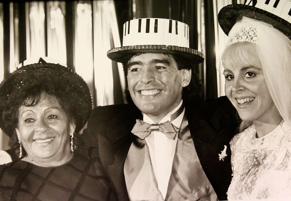 Аргентински фудбалски великан Дијего Марадона позира са супругом Клаудијом Вилафaн и мајком Далмом на свом венчању у Буенос Ајресу 8. новембра 1989. - Sputnik Србија