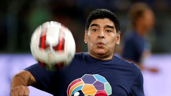 Bivša fudbalska zvezda Dijego Maradona zagreva se pre početka specijalne međureligijskog „Meča za mir“ na olimpijskom stadionu u Rimu 1. septembra 2014.  - Sputnik Srbija