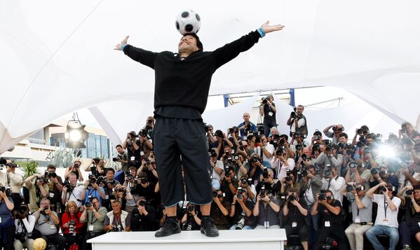 Бивша фудбалска звезда Диjего Марадона балансира лопту на на 61. филмском фестивалу у Кану 20. маја 2008. и представљању филма „Марадона“ Емира Кустурице - Sputnik Србија