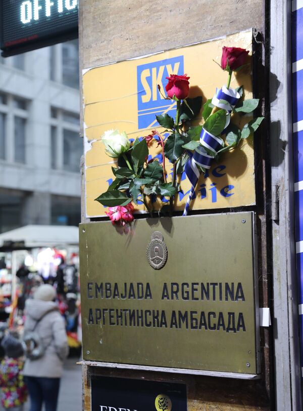 Опроштај од Марадоне: Испред Амбасаде Аргентине у Београду цвеће и упаљене свеће /фото/ Опроштај од Марадоне: Испред Амбасаде Аргентине у Београду цвеће и упаљене свеће /фото/ - Sputnik Србија