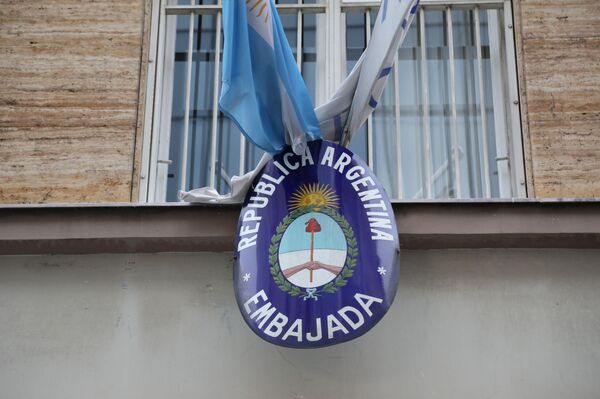 Опроштај од Марадоне: Испред Амбасаде Аргентине у Београду цвеће и упаљене свеће /фото/ Опроштај од Марадоне: Испред Амбасаде Аргентине у Београду цвеће и упаљене свеће /фото/ - Sputnik Србија