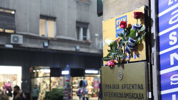 Цвеће испред Амбасаде Аргентине у Београду  - Sputnik Србија