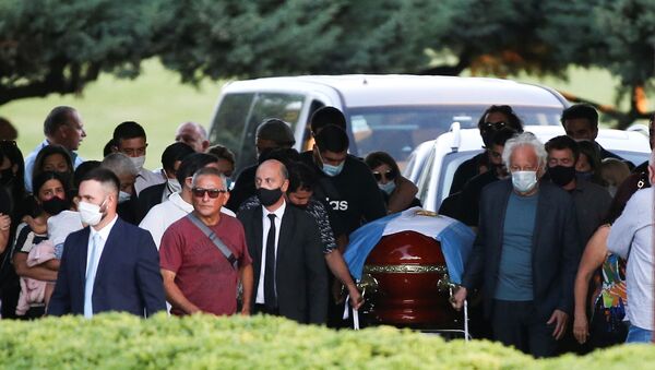 Пријатељи и породица Дијега Марадоне носе сандук на гробљу у Буенос Ајресу. - Sputnik Србија