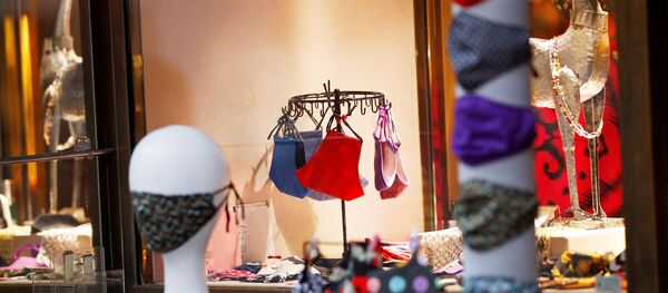 Zaštitne maske u izlogu prodavnice u Beču. - Sputnik Srbija