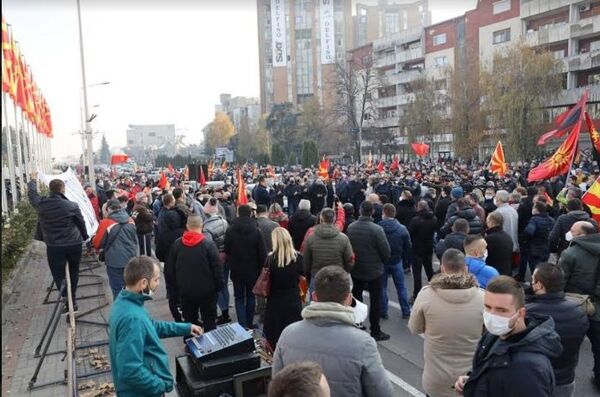 Protesti u Skoplju: Hiljade ljudi ispred Vlade traže ostavku Zaeva /foto/ - Sputnik Srbija